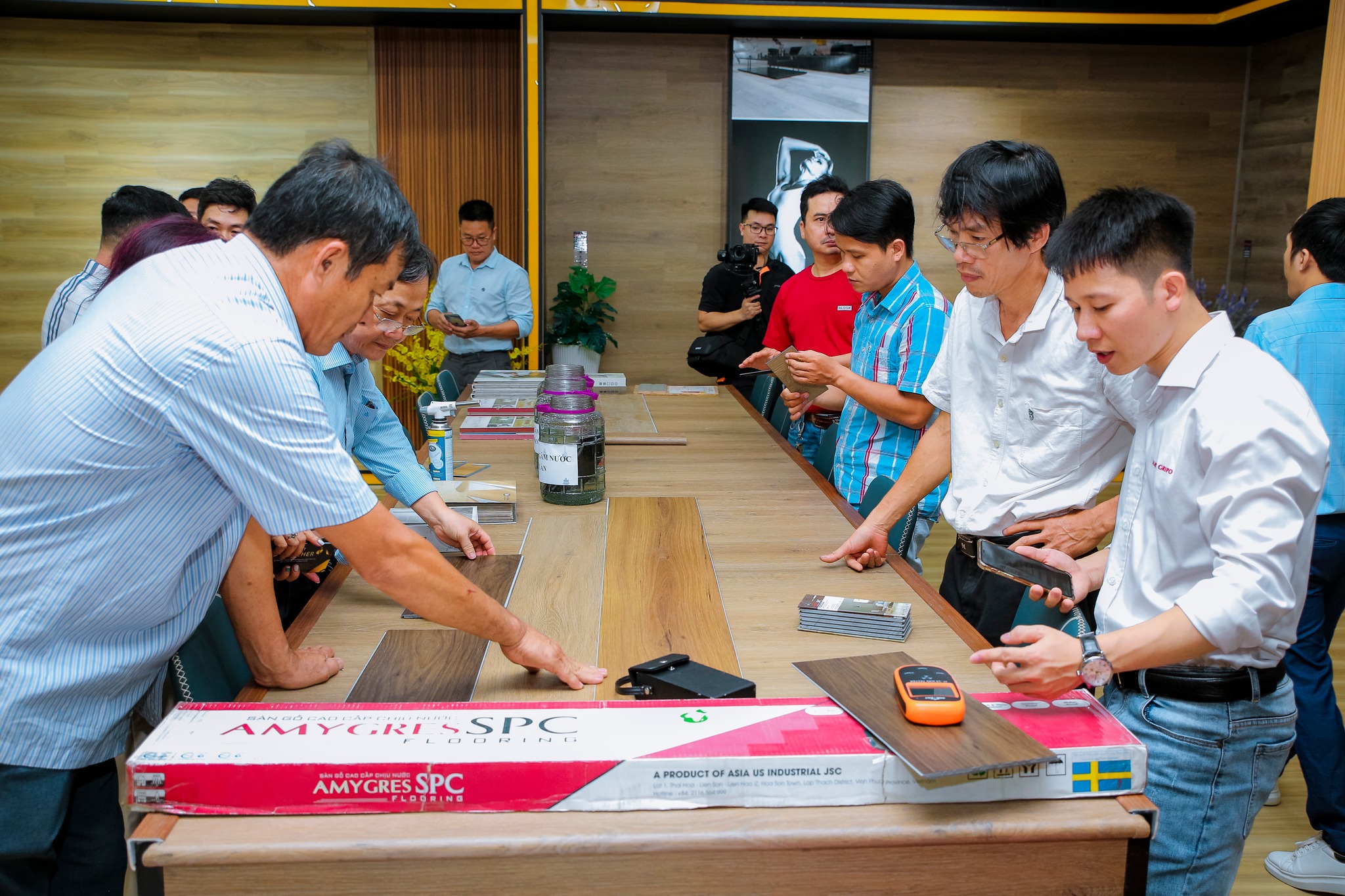 Khách hàng tham quan showroom