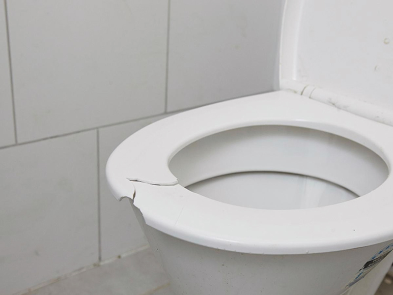 Bồn cầu bị xuống cấp
