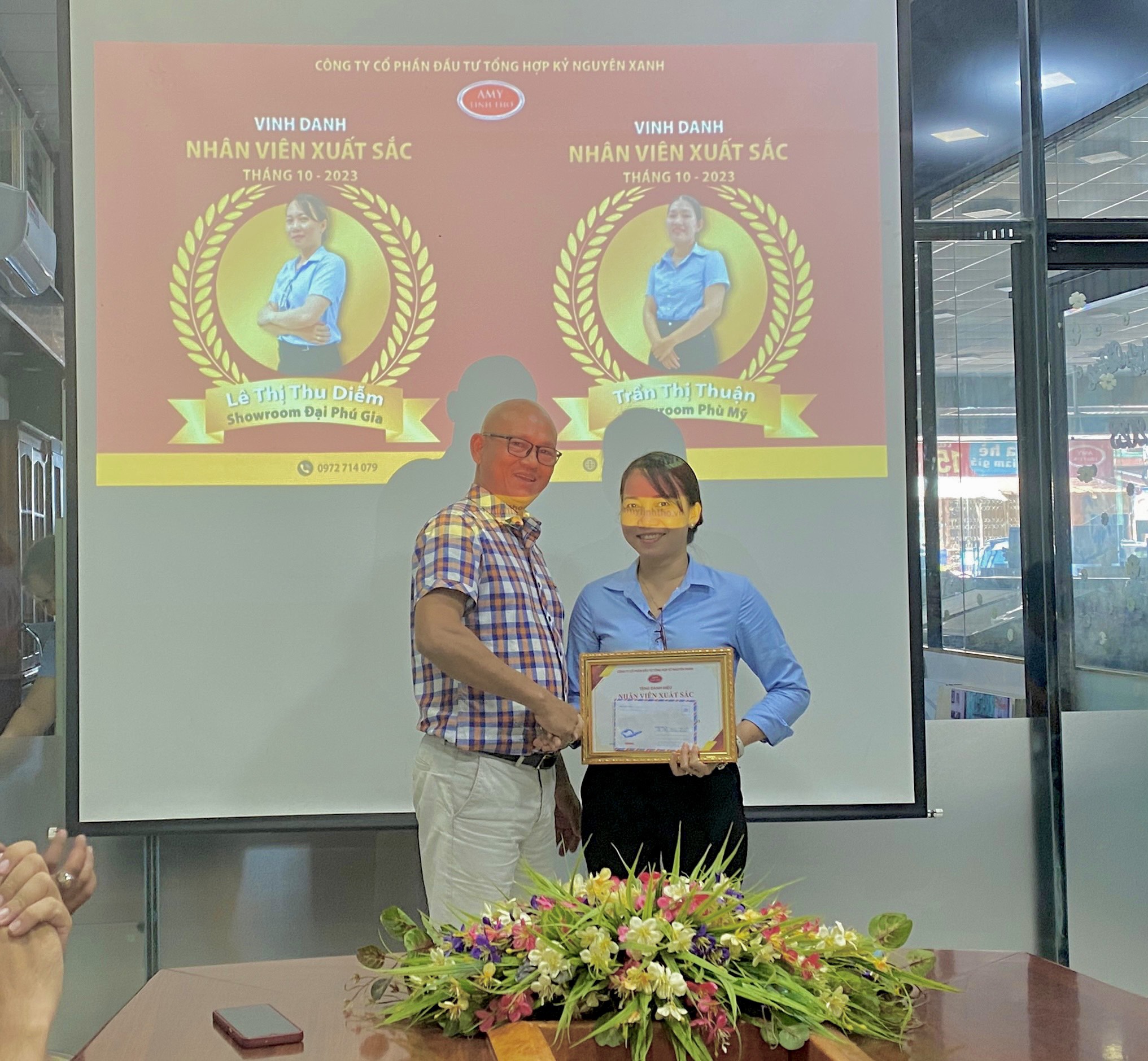 Khen thưởng nhân viên xuất sắc nhất