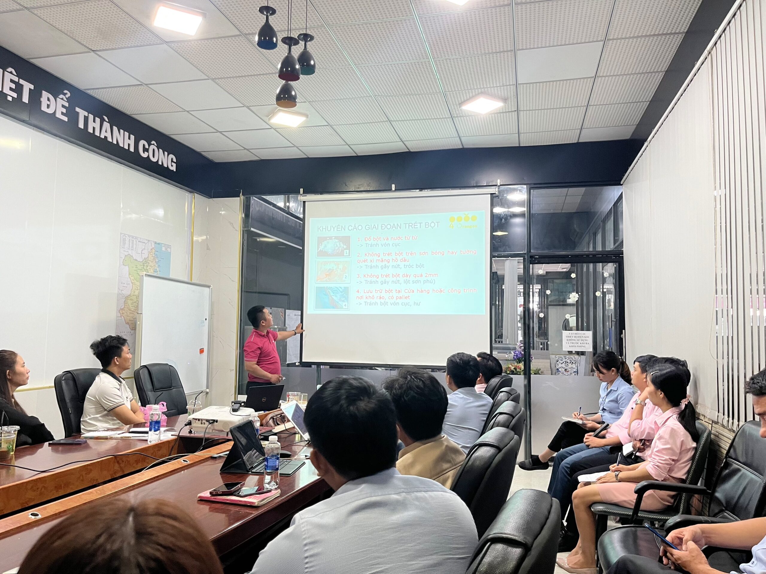 Anh Danh đang giới thiệu về sản phẩm sơn Boss